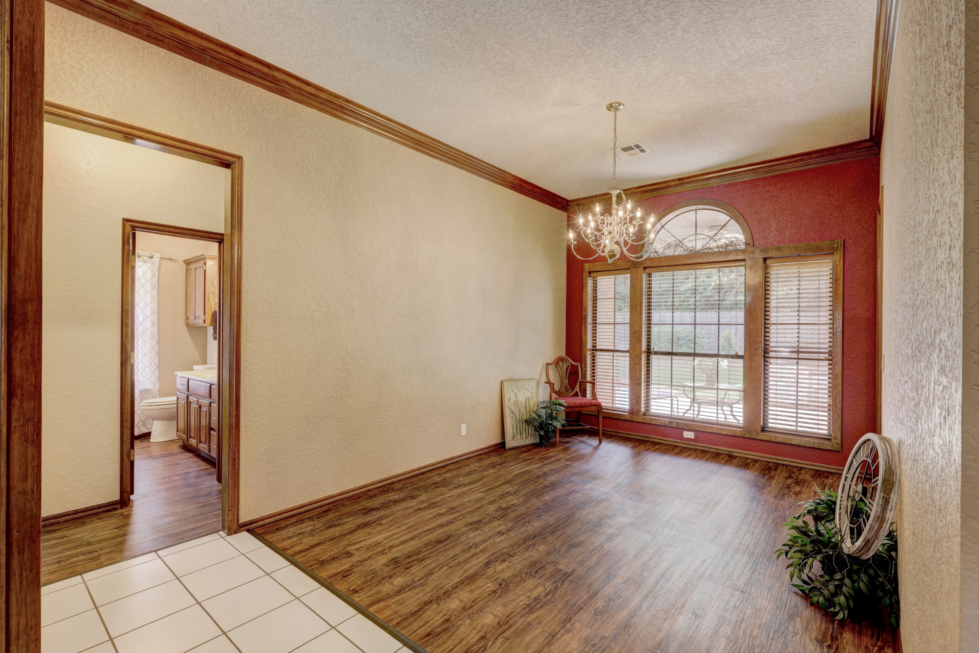Attractive kitchen and bathroom. An excellent choice. 