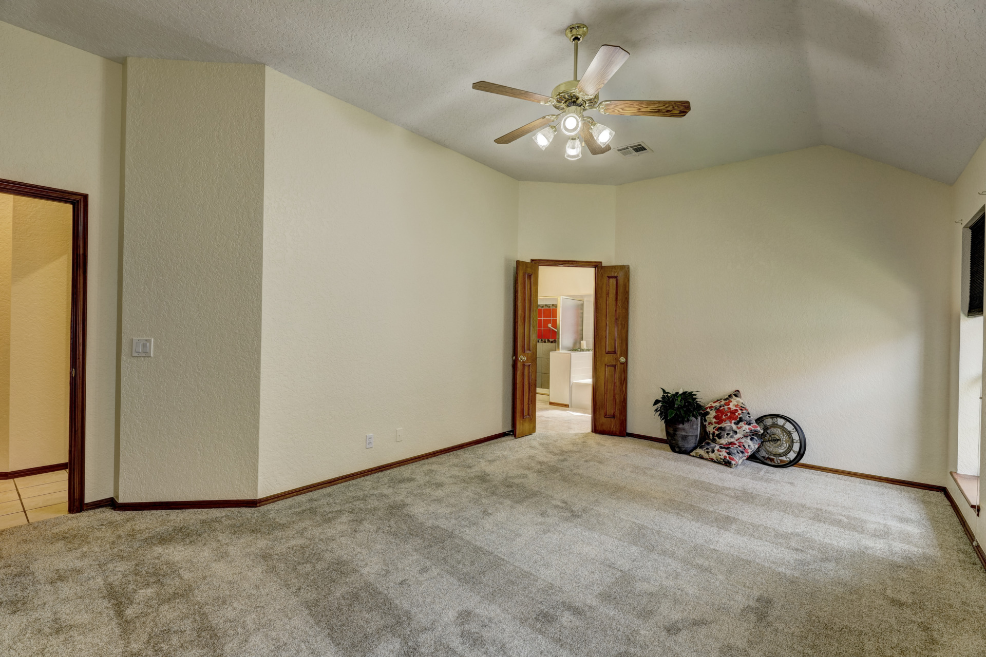 An attractive haven. A very desirable unit. 