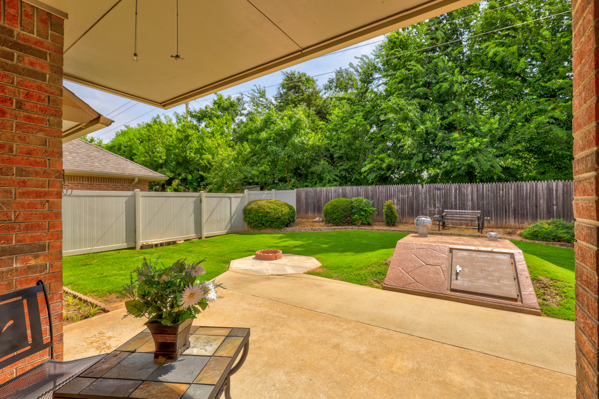 A very desirable unit. Attractive kitchen and bathroom. 