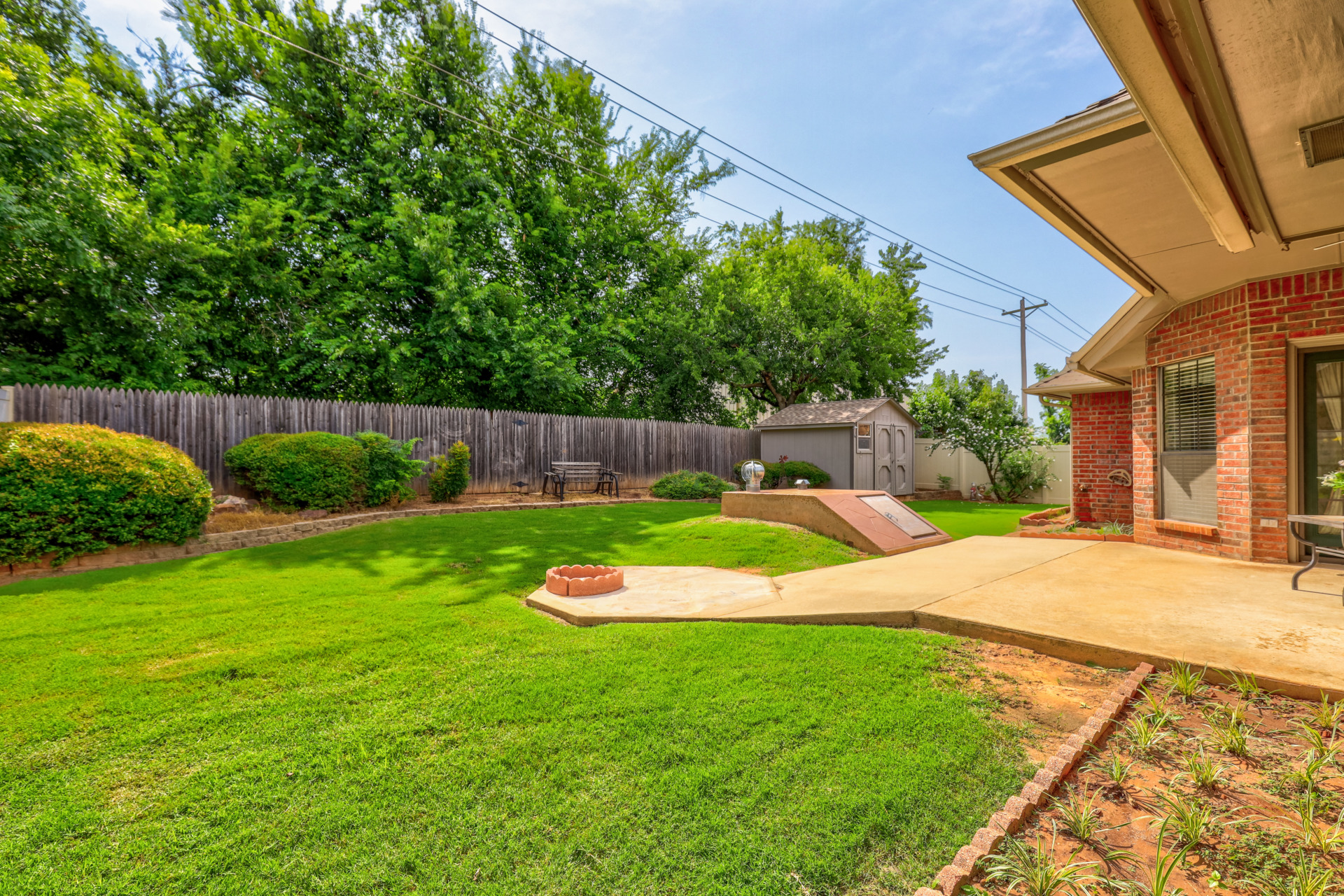 More than you could ask for. A striking domicile. Ask for details. We're always happy to answer questions. 