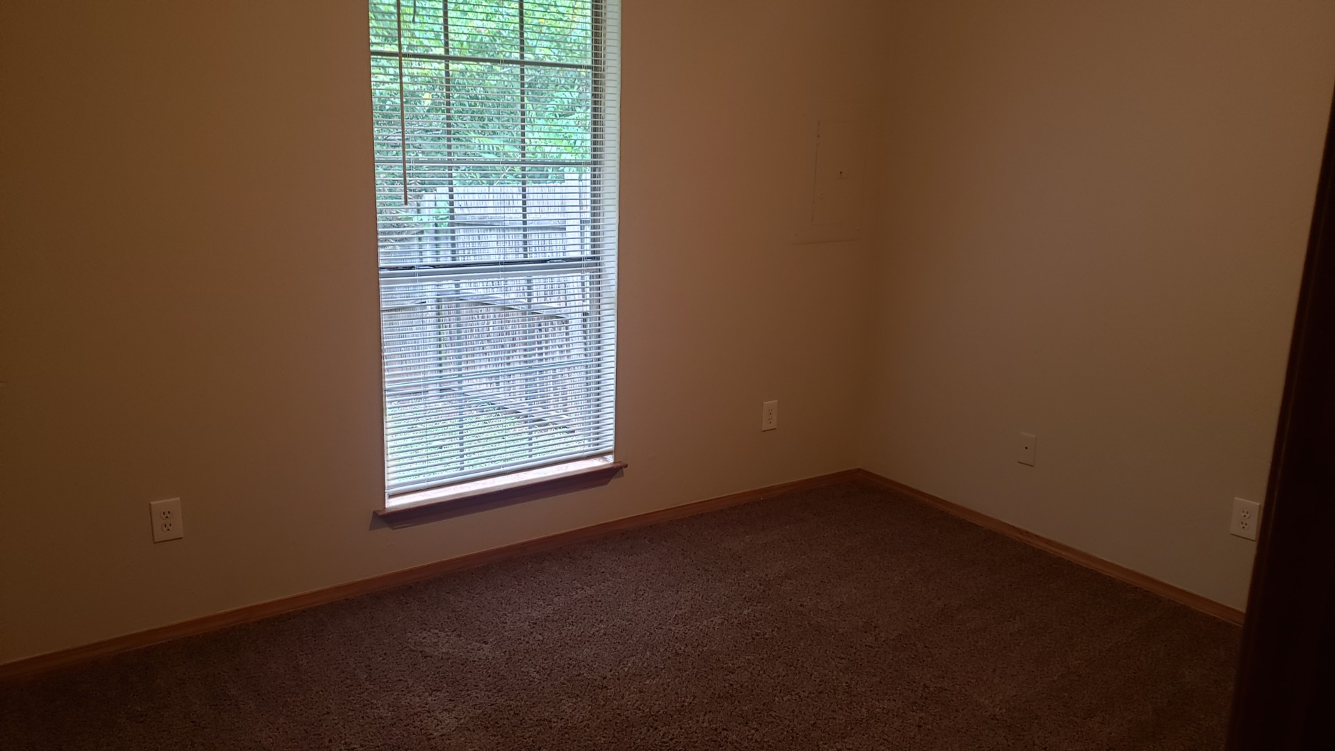 A delightful unit. More details on our website. 