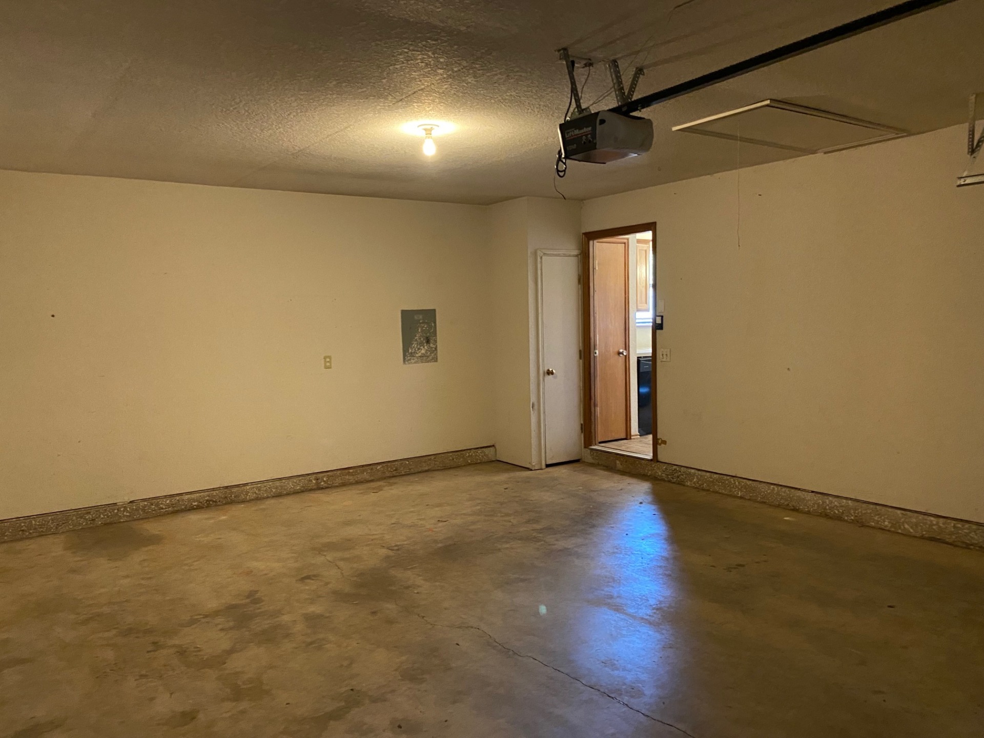 You'll fall in love with this place. Awesome living quarters. 