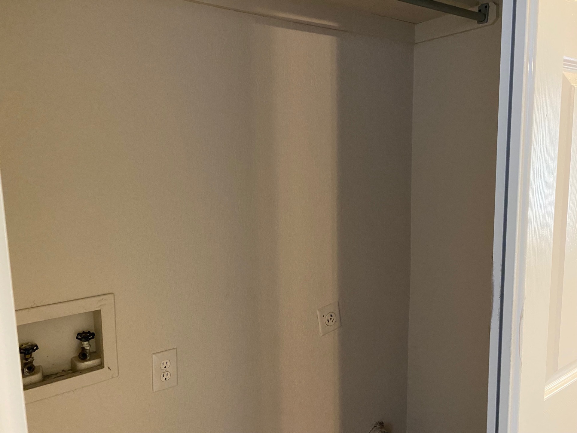 Ready for a move-in. A good-looking unit. Check this place out. 