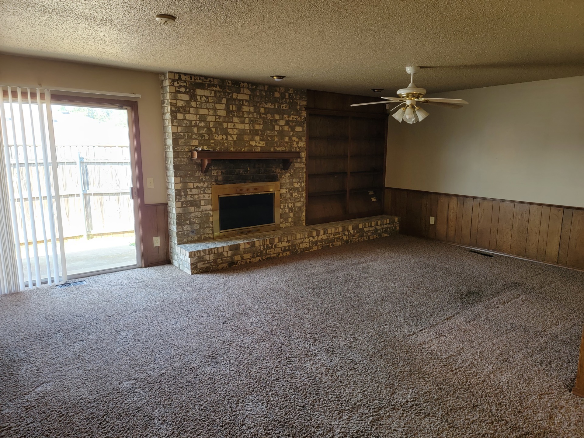 This place is ready for a new occupant. A lovely home. See us on the web at PointePropertyManagement.com. 