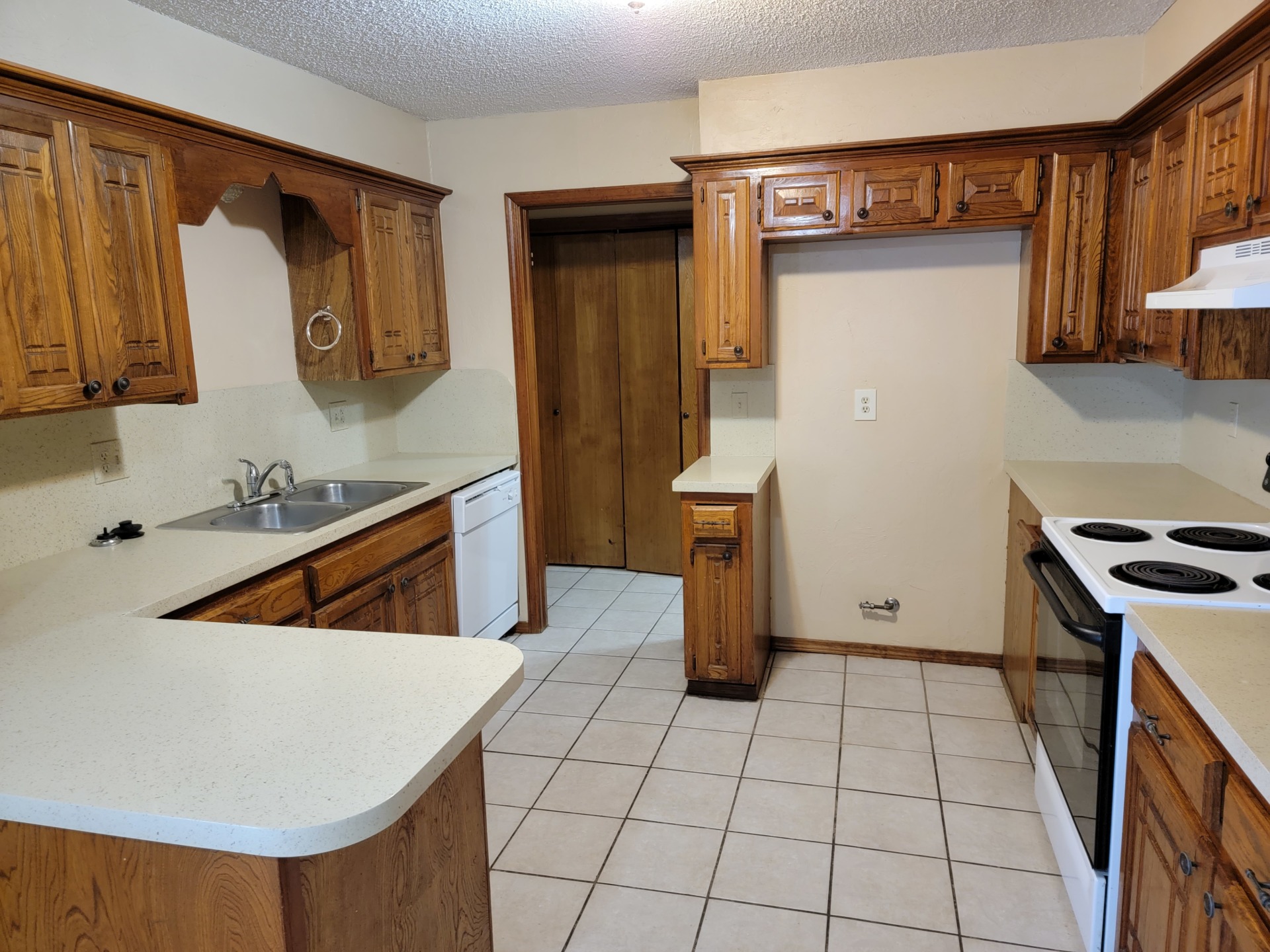 Attractive kitchen and bathroom. A capitvating design. See us on the web at PointePropertyManagement.com. 
