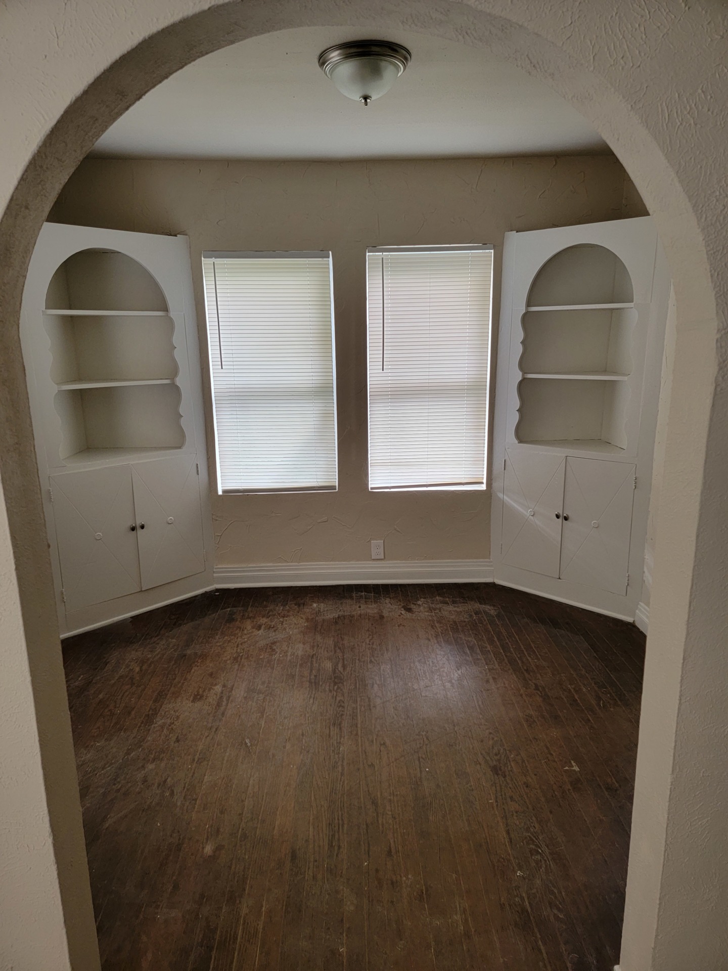 An inviting domicile. A must see. 