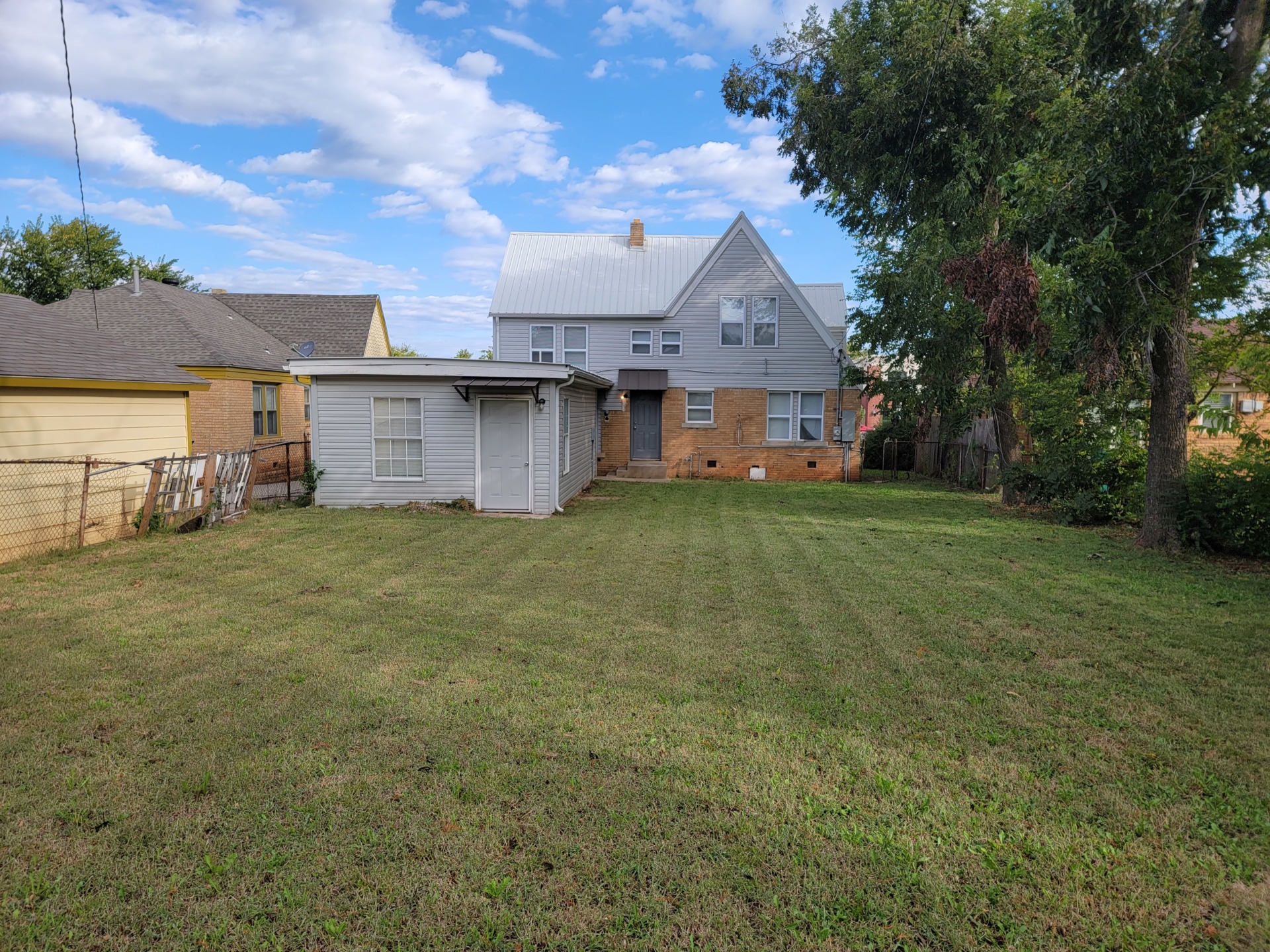 An inviting unit. This place is ready for a new occupant. 