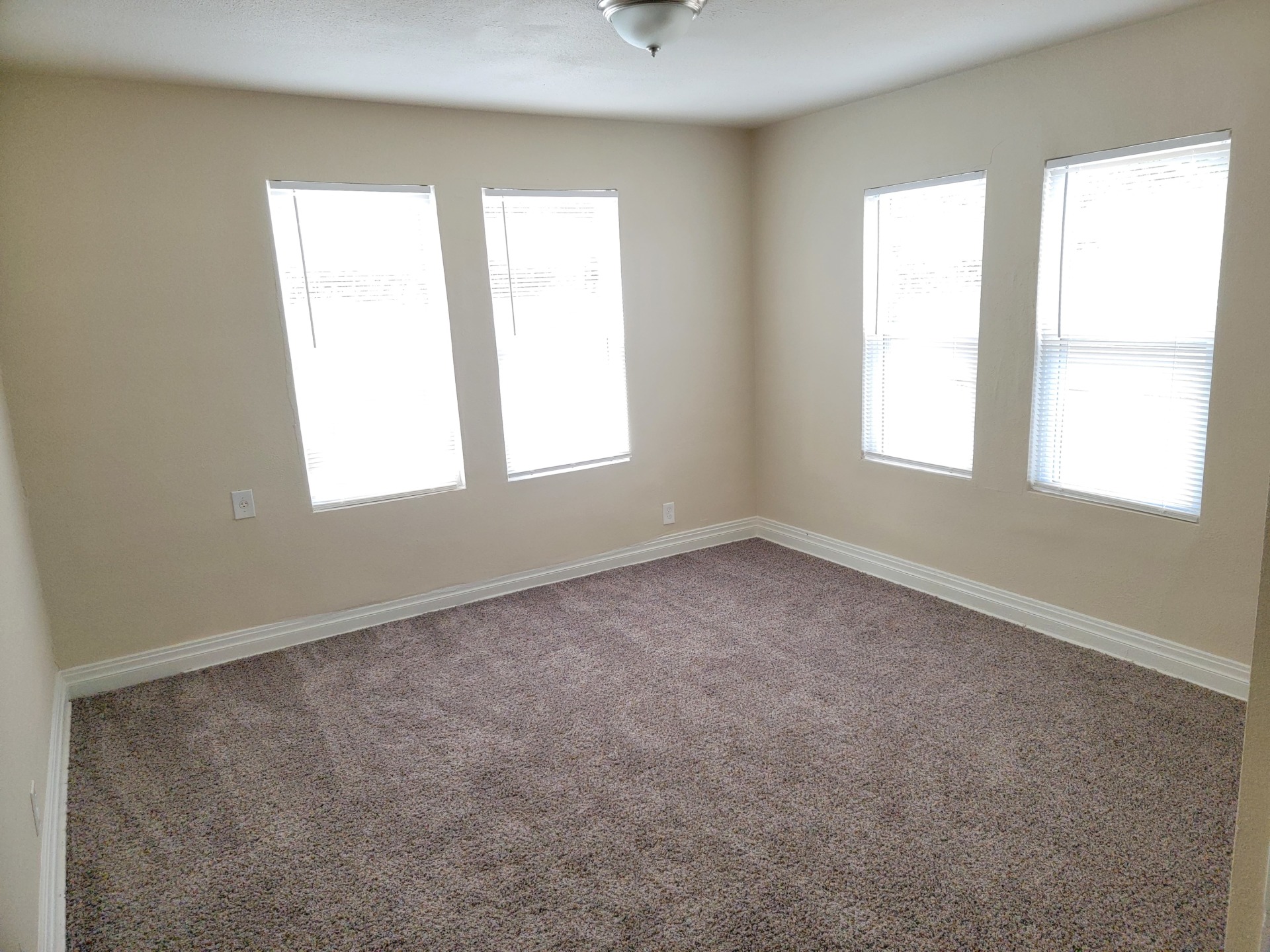 An enticing rental unit. A very desirable unit. 