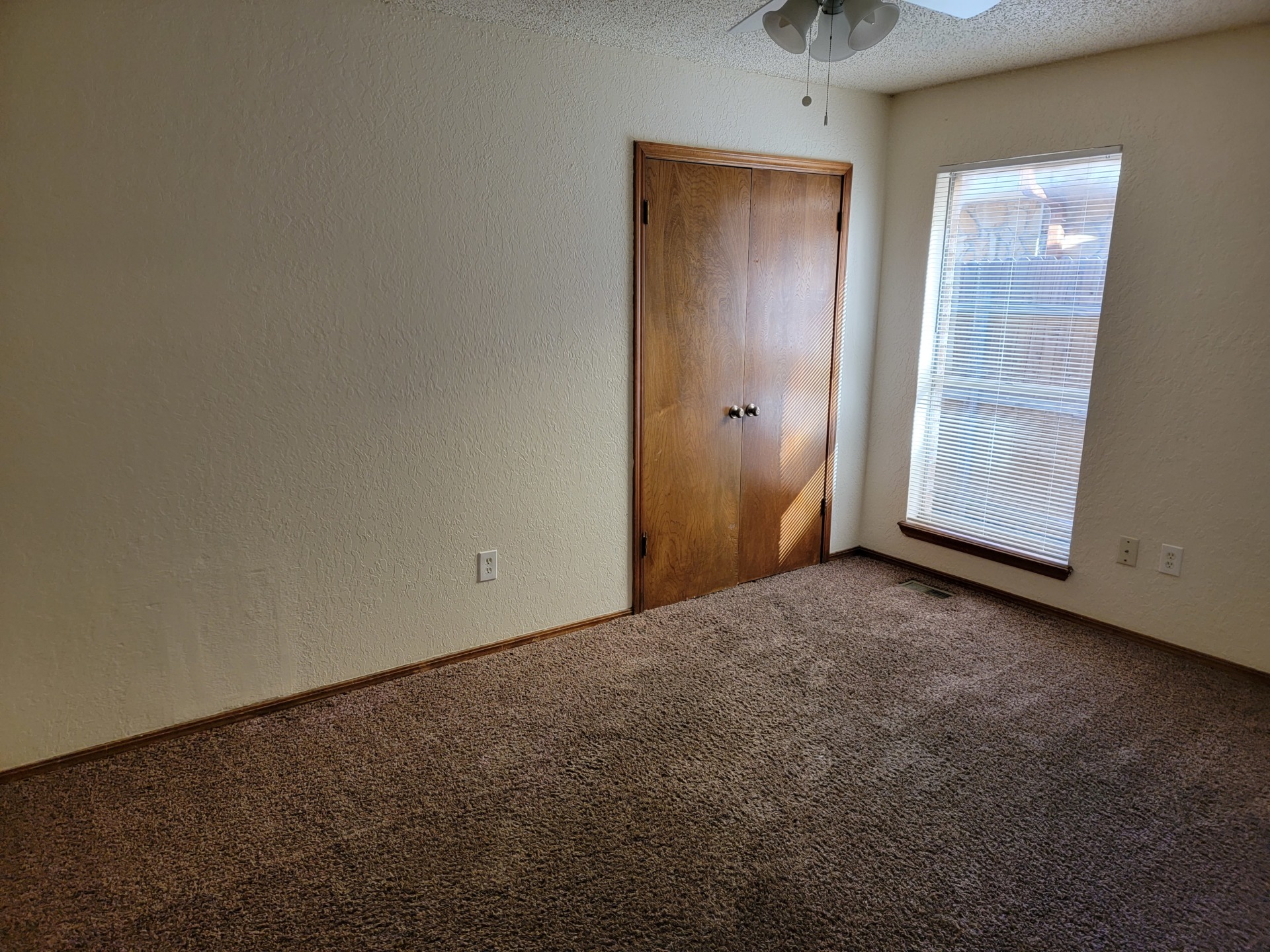 A very desirable unit. Attractive kitchen and bathroom. 