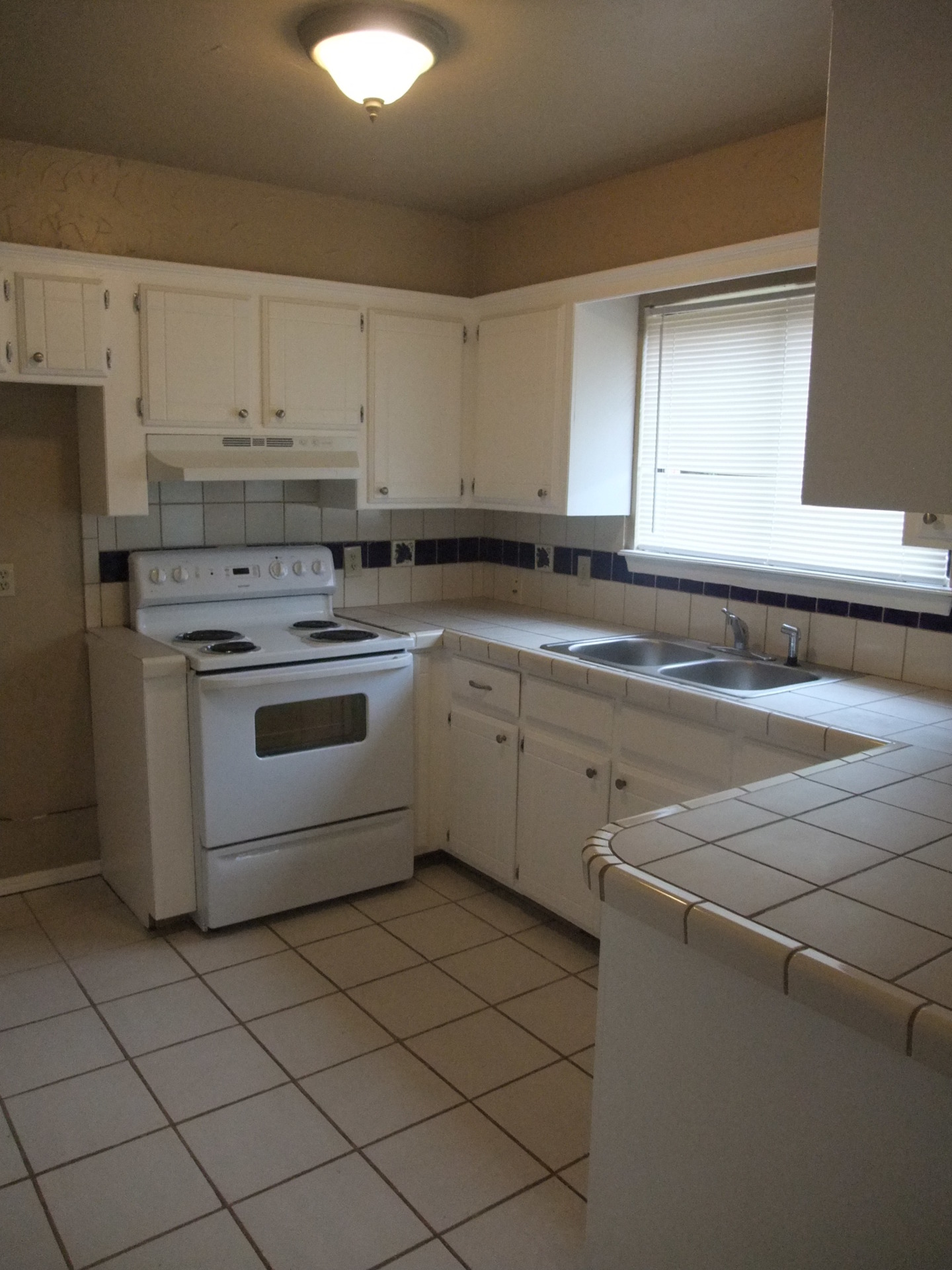 All the features you are looking for. An enticing dwelling. Call 405-720-0077 for more details. 