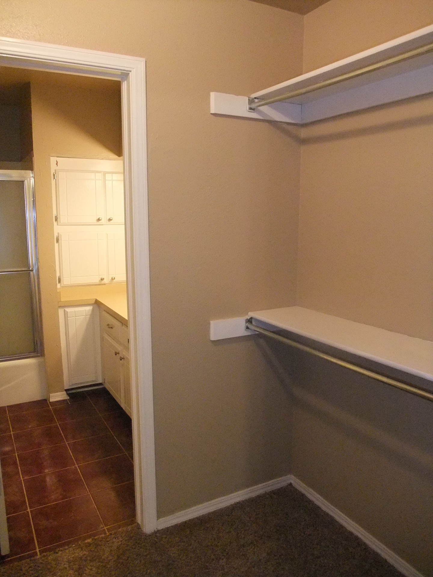 Ready for a move-in. Attractive kitchen and bathroom. 