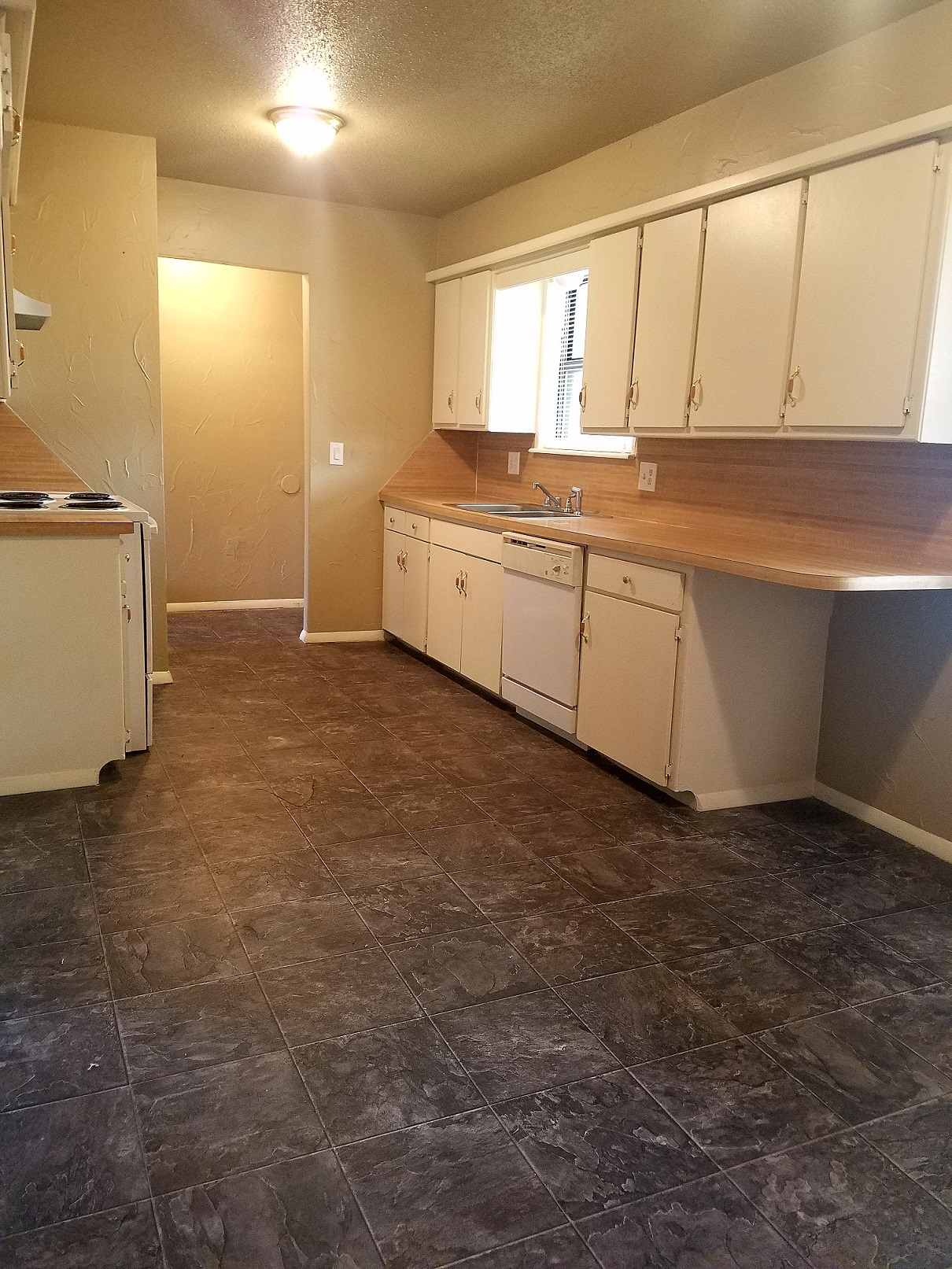 This place is ready for a new occupant. An exceptional layout. Submit your rental application today. 