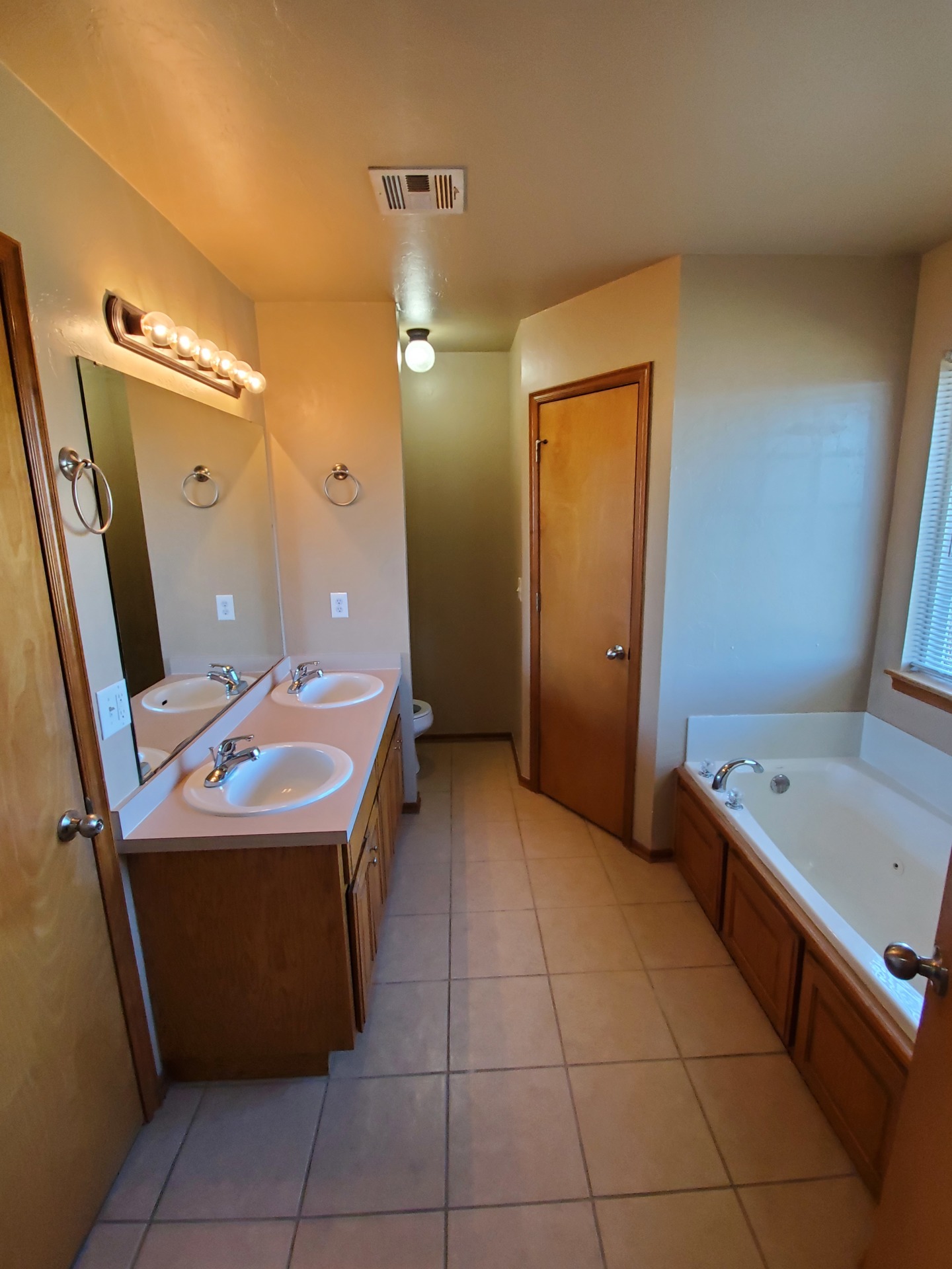 This place is ready for a new occupant. Super cute. 