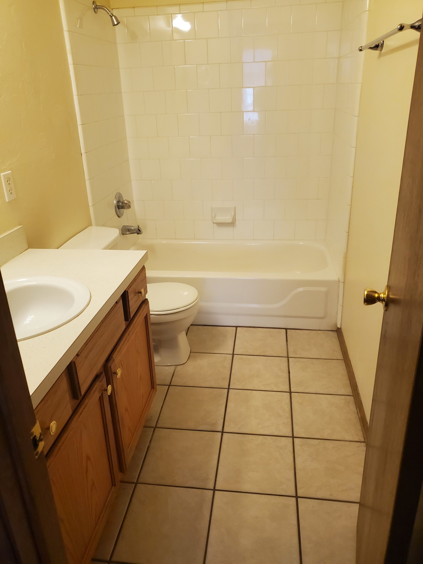 A striking locale. A very desirable unit. 