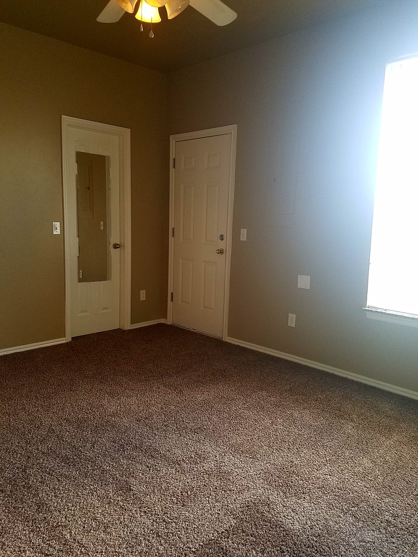 A delightful unit. More details on our website. 