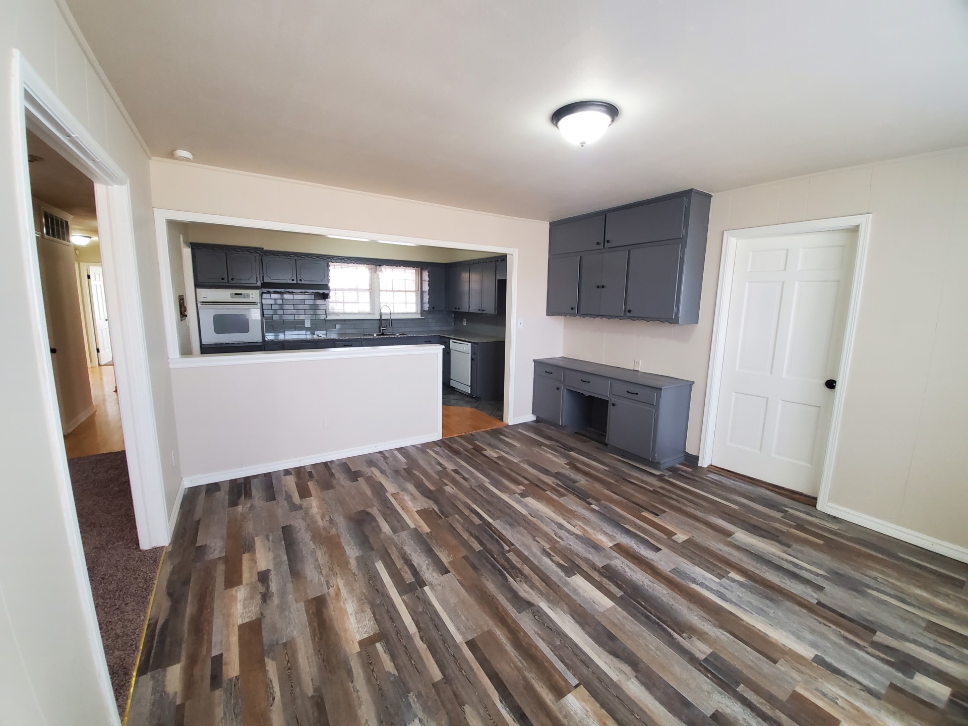 A striking locale. A very desirable unit. 