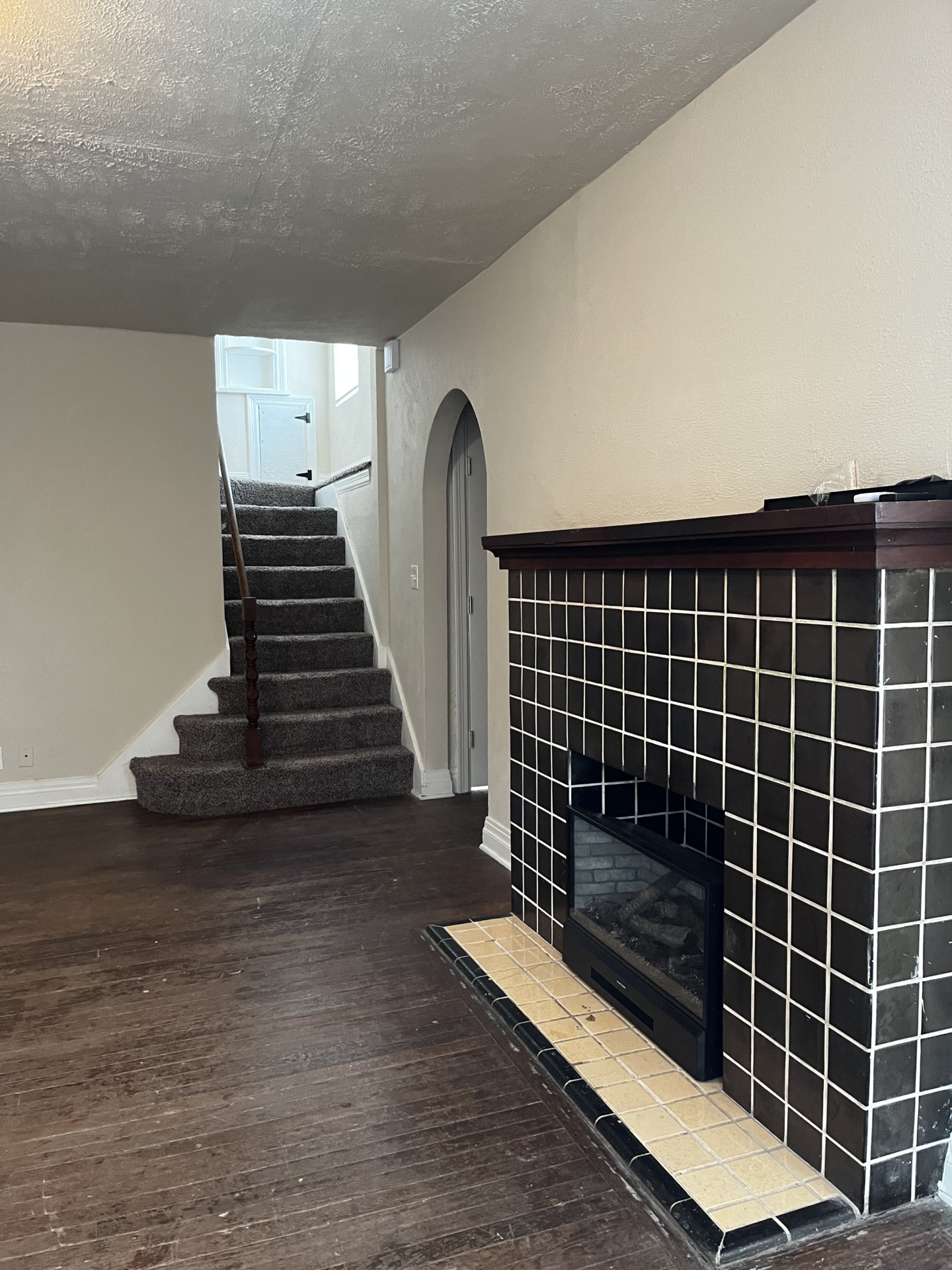 A very desirable unit. Attractive kitchen and bathroom. 