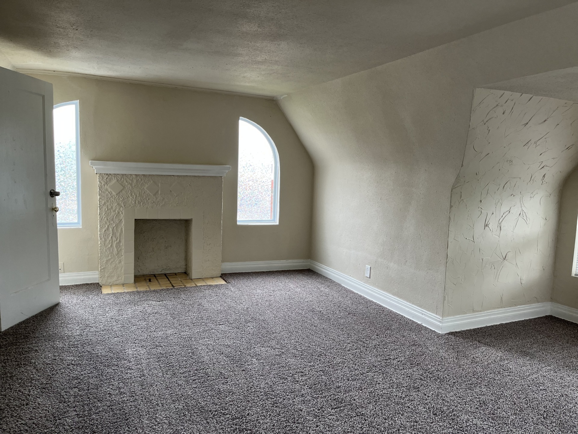 A very desirable unit. An attractive address. See this place today. 