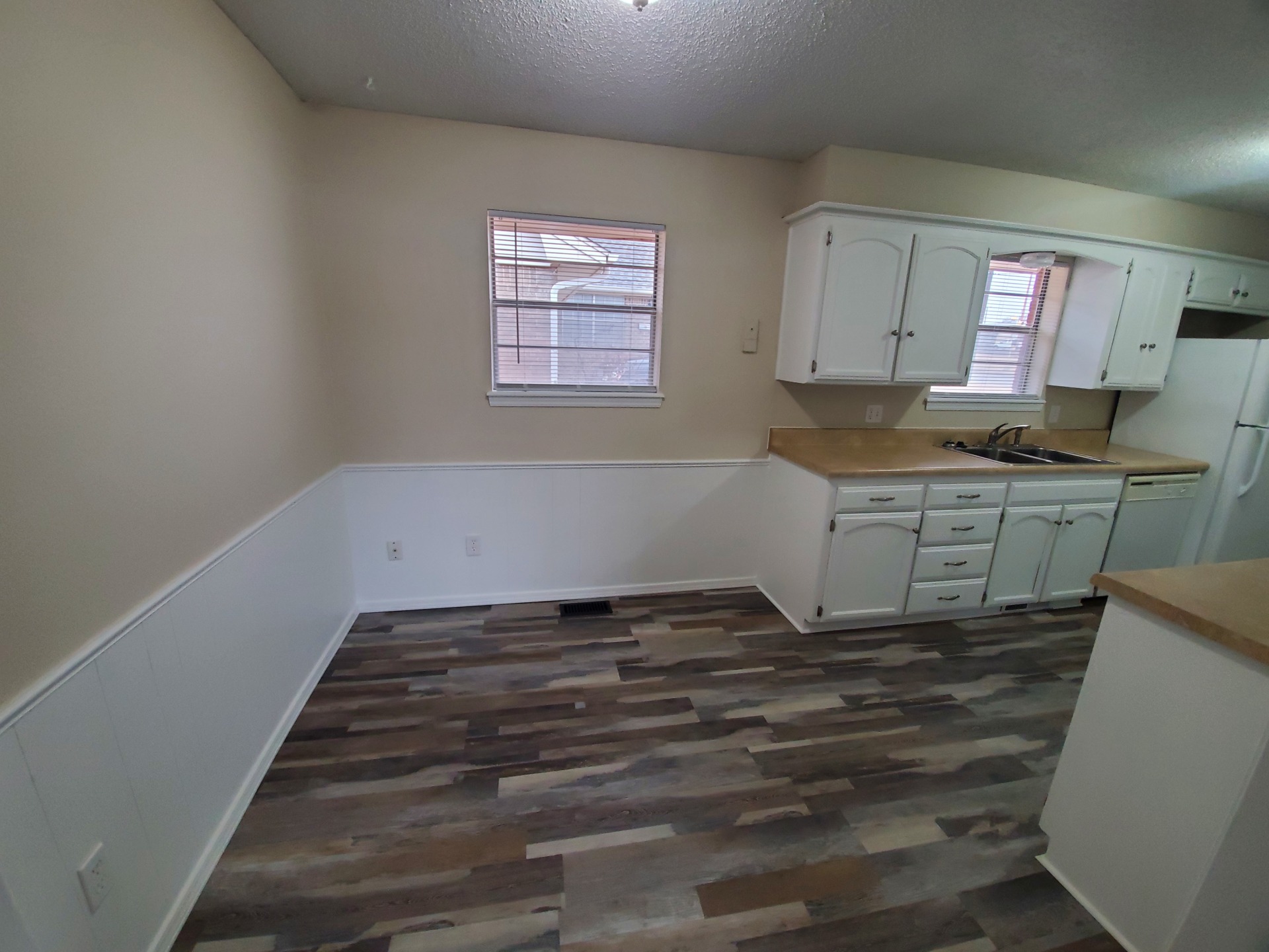 Ready for a move-in. Attractive kitchen and bathroom. 