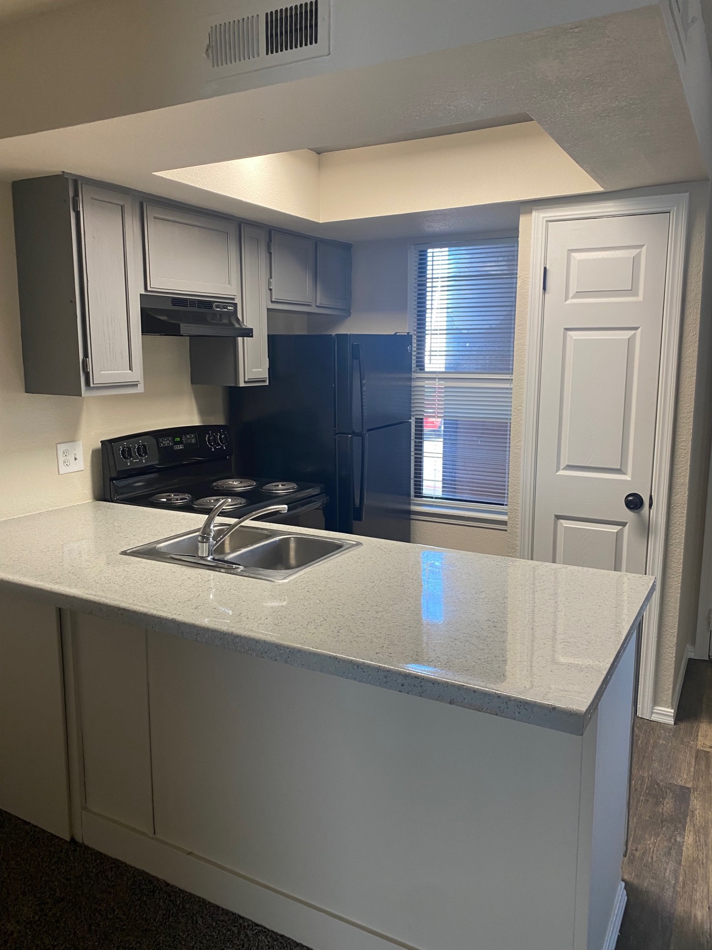 An inviting unit. This place is ready for a new occupant. 