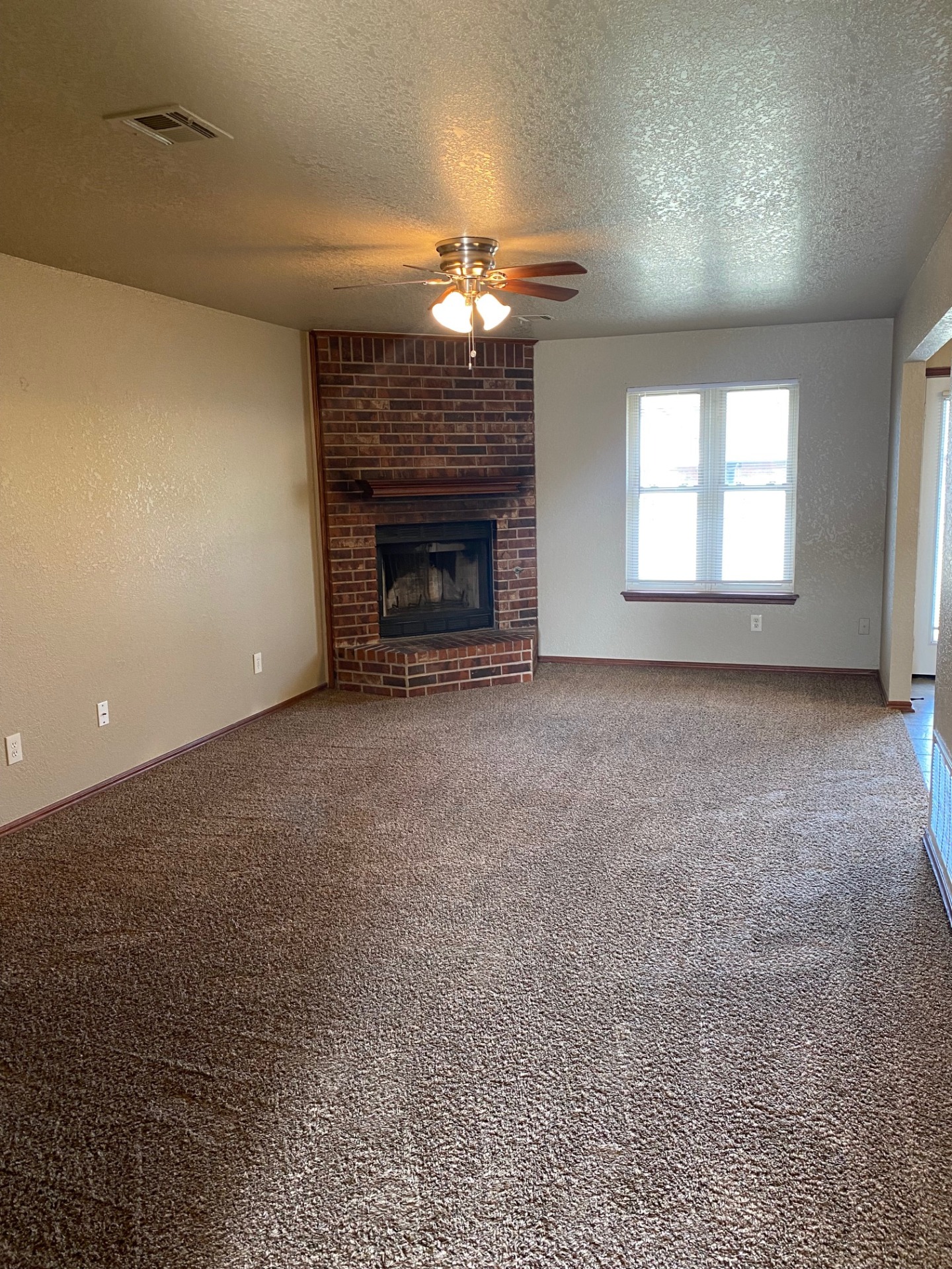 A stunning locale. This place is ready for a new occupant. 