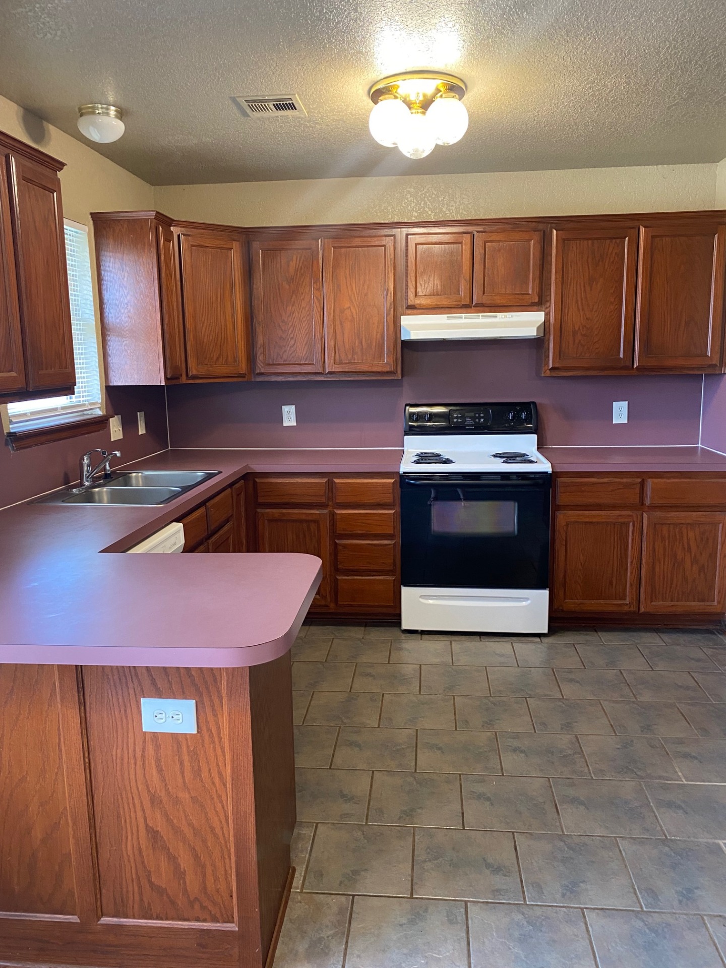 An enticing residence. Don't miss out on this wonderful opportunity. 