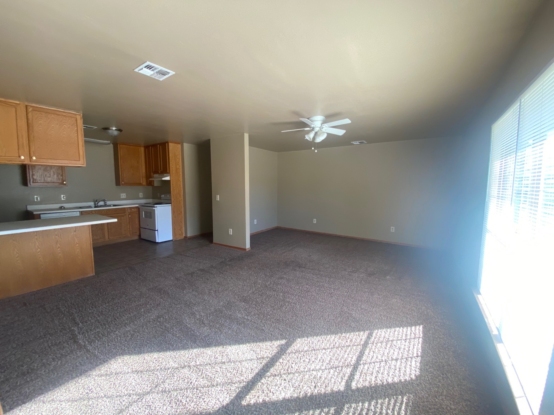 A first-rate rental unit. Ready for a move-in. 