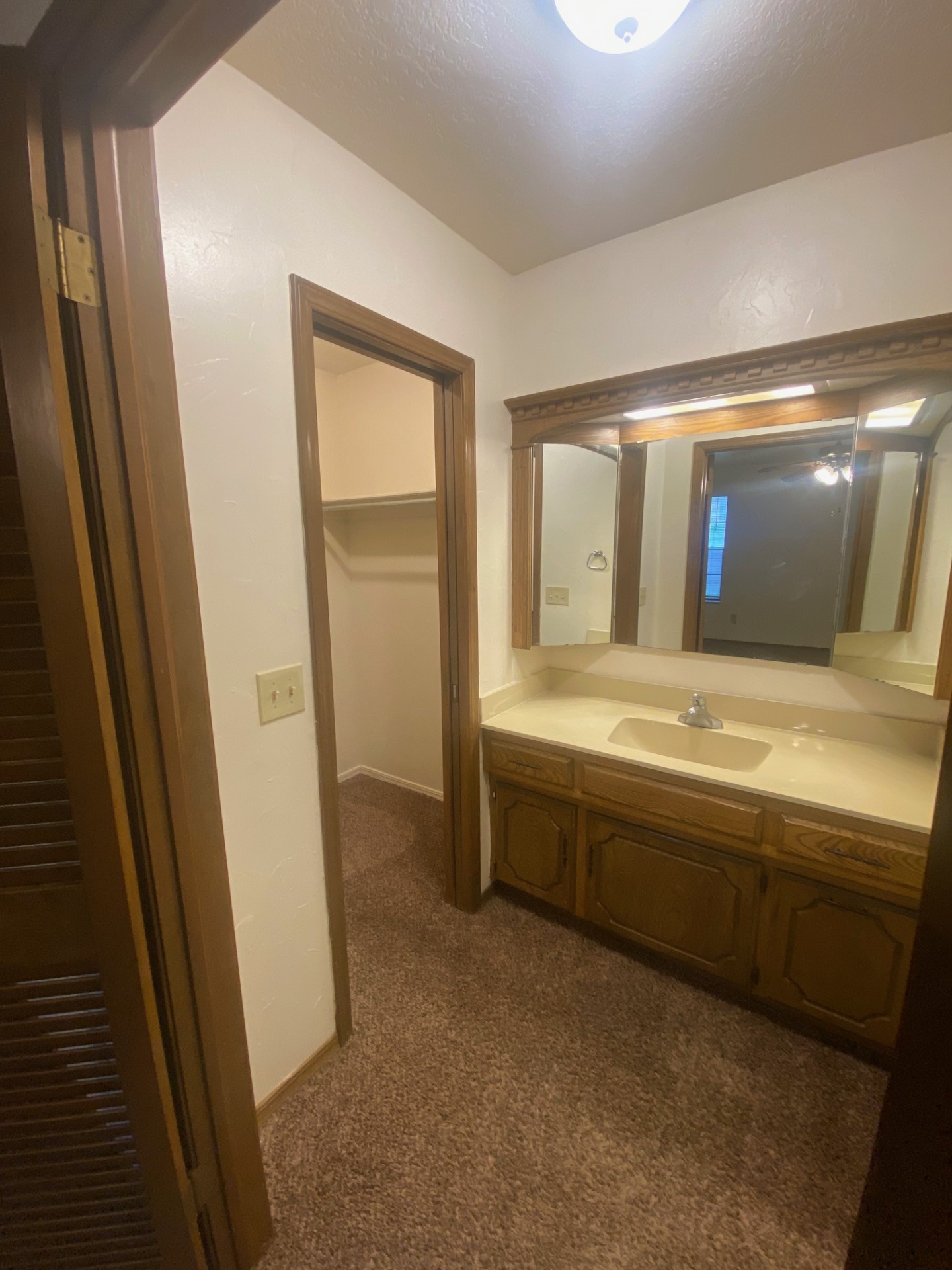 An inviting unit. This place is ready for a new occupant. 