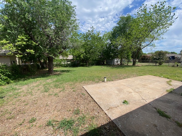 Awesome living quarters. Attractive kitchen and bathroom. 