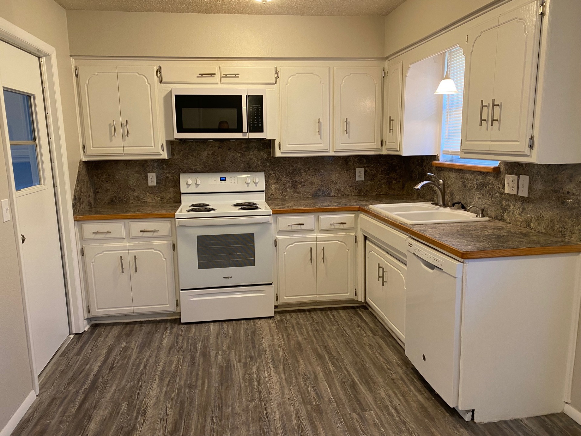 Awesome living quarters. Attractive kitchen and bathroom. 