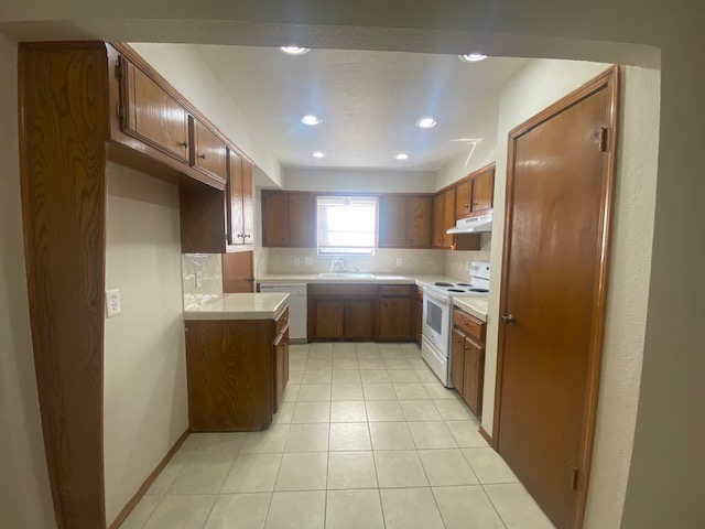 A delightful unit. More details on our website. 