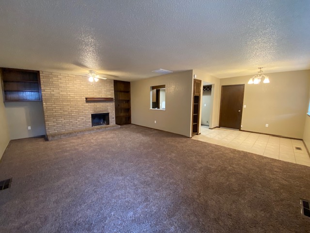 An enchanting dwelling. This place is ready for a new occupant. 