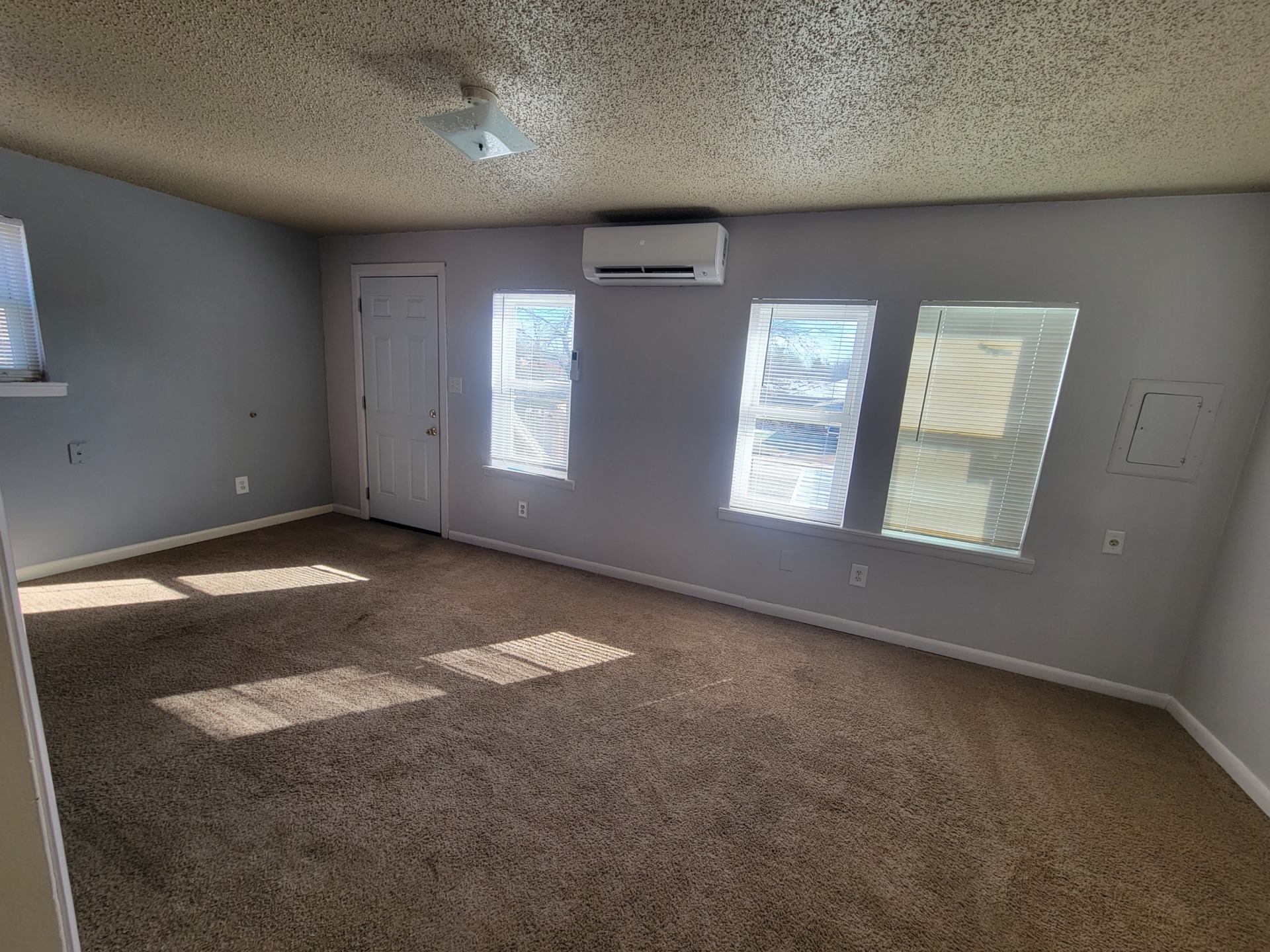 An enticing rental unit. A very desirable unit. 