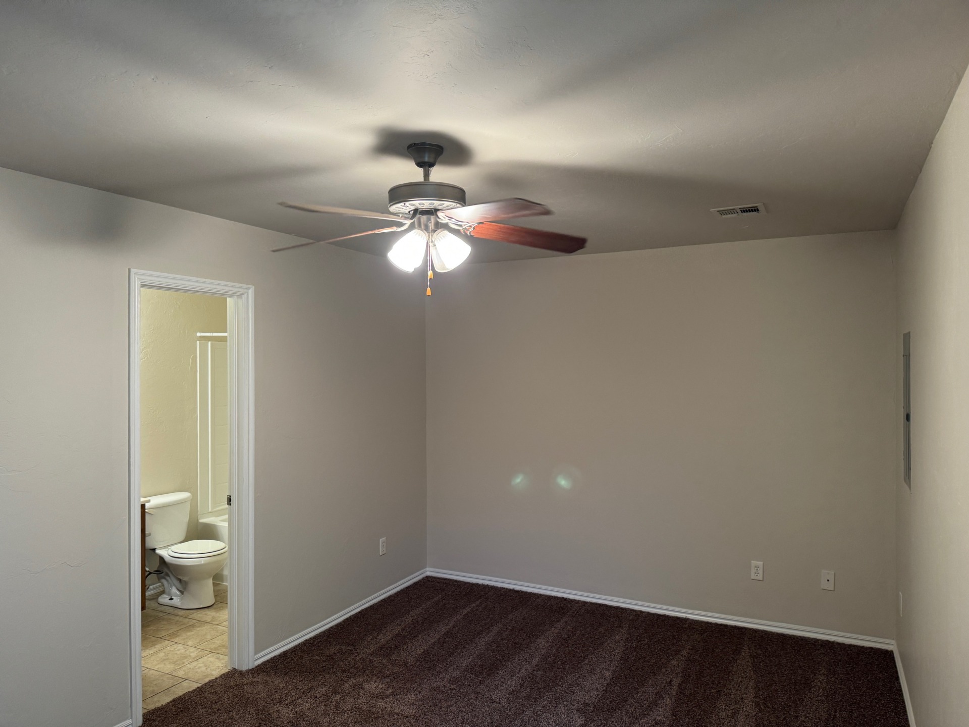 A very desirable unit. Attractive kitchen and bathroom. 