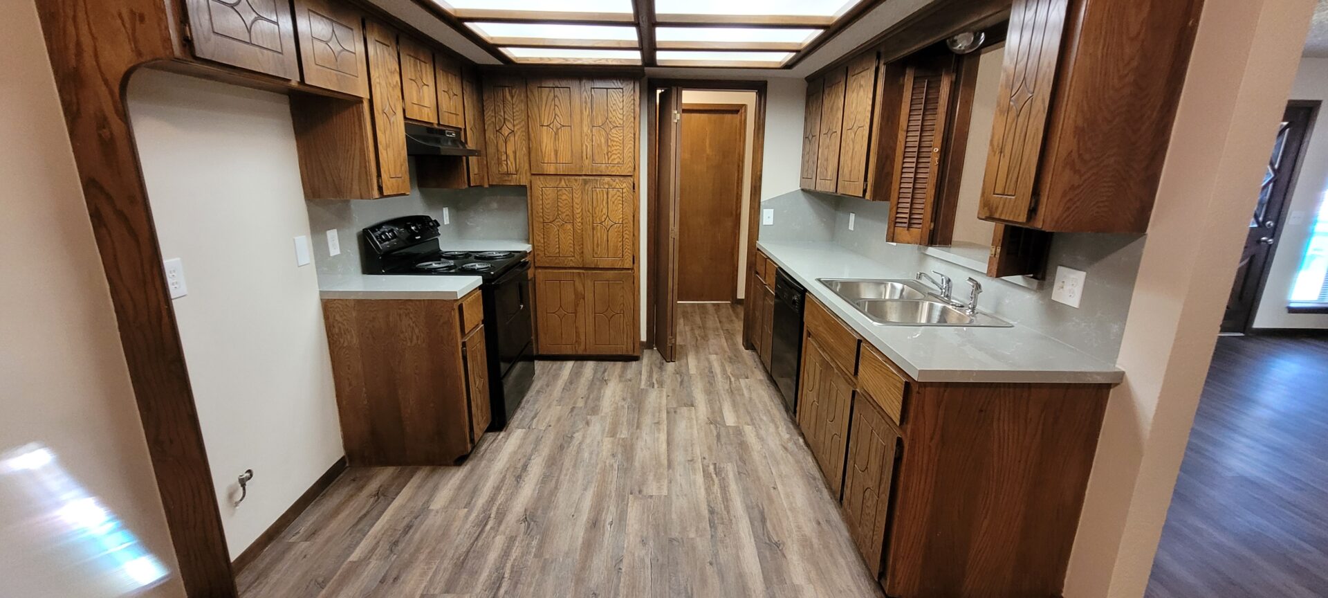 More than you could ask for. A striking domicile. Ask for details. We're always happy to answer questions. 