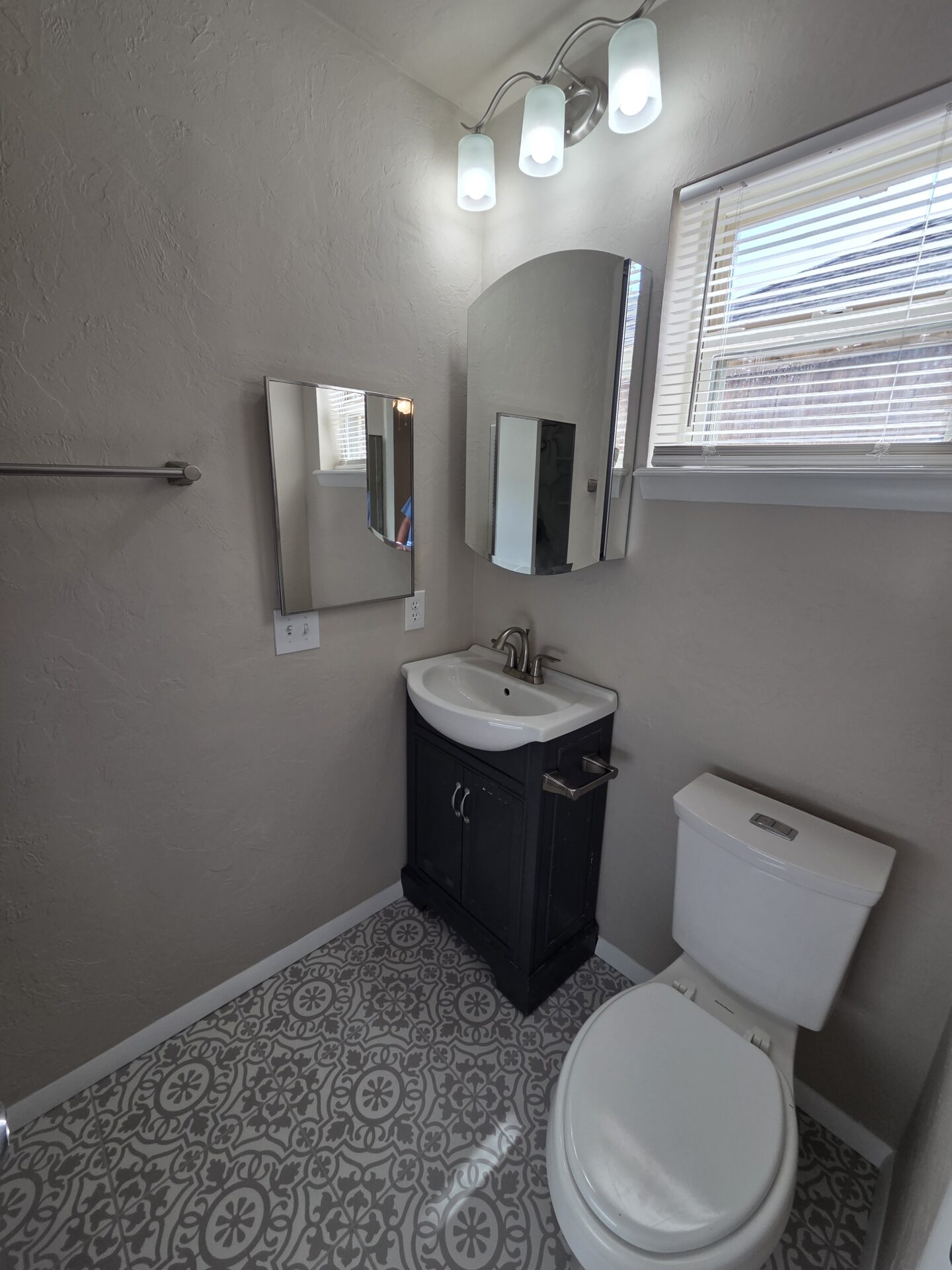 Ready for a move-in. A good-looking unit. Check this place out.